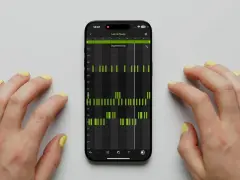 Hände tippen auf einem Smartphone, das die Ableton Note App mit einer Musiksequenz zeigt.