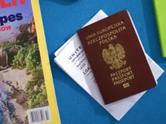 Polski paszport i bilet lotniczy, gotowe na podróż do Kanady. Wiza nie jest potrzebna dla obywateli UE.