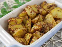 Patatas al microondas, doradas y crujientes, con hierbas aromáticas. Un aperitivo rápido y delicioso.
