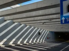 Znak informuje o wjeździe do tunelu o długości 1800m. Czy prom w Świnoujściu jest płatny, tego znak nie zdradza, ale tunel na pewno jest darmowy.