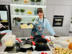 Cristina Catese przygotowuje pączki. Na blacie widać składniki i gotowe ciasto.