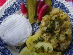 Pyszny camembert z frytkownicy, podany z ziemniakami, kiszonymi ogórkami i rzodkiewką.