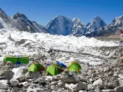 Namiot obozu na Mount Everest, jakby śpiąca królewna czekała na przebudzenie wśród lodowców i ośnieżonych szczytów.
