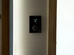 Nowoczesny panel sterowania ogrzewaniem domu pokazuje 27 stopni.