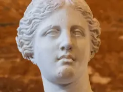 Głowa Wenus z Milo, gdzie jest? Ta marmurowa rzeźba, symbol piękna, znajduje się w Luwrze.