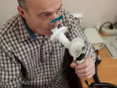 Jak używać spirometru do ćwiczeń? Wzmocnij płuca krok po kroku