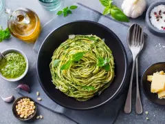 Spaghetti z pesto, czosnkiem, orzeszkami pinii i parmezanem.