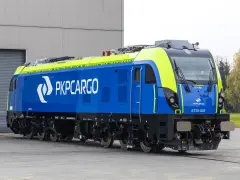 Nowa, niebiesko-zielona lokomotywa Dragon 2 PKP Cargo gotowa do pracy.