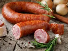 Przepisy na kiełbasę swojską, które zachwycą Twoich gości