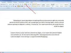Jak zrobić akapit w Wordzie? Wskazówka na pasku narzędzi pokazuje opcje formatowania tekstu, w tym wyrównanie i interlinia.