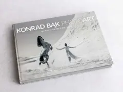 Książka "Konrad Bąk PHOTOART. Jak powstają magiczne obrazy" z koniem i kobietą na pustyni. Poradnik dla fotografów.