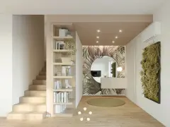 Ingresso ampio con libreria a giorno, scala in legno, specchio rotondo e carta da parati tropicale. Idee per come arredare un ingresso grande con stile.