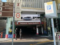 Venezia: indicazioni per San Marco, Rialto e Accademia. Segnaletica per parcheggio e divieto bici.