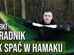 Mężczyzna w lesie pokazuje, jak prawidłowo wykonać mocowanie hamaka, by wygodnie spać w naturze.