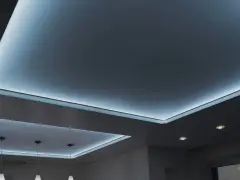 Nowoczesny sufit napinany z podświetleniem LED tworzy nastrojową atmosferę.