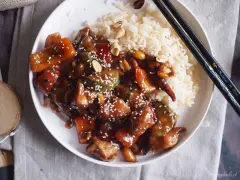 Pyszne danie kung pao z kurczakiem, warzywami i orzeszkami ziemnymi, podane z ryżem.