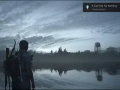 Joel mira un lago tranquilo, con un cartel de "Platino The Last of Us Parte 1" flotando.