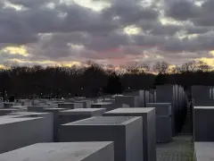 Szare betonowe bloki tworzą labirynt. To pomnik pomordowanych Żydów Europy, miejsce pamięci pod zachodzącym słońcem.