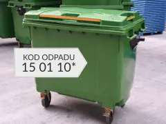 Zielony kontener na odpady z oznaczeniem KOD ODPADU 15 01 10*.