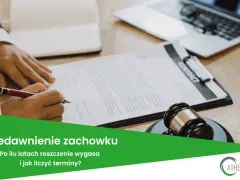 Ręka podpisuje dokument, obok młotek sędziowski. Temat: przedawnienie zachowku i terminy roszczeń.