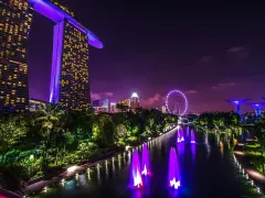 Nocny Singapur z Marina Bay Sands, diabelskim młynem i świetlistymi drzewami. Marzenie o wizie do Singapuru staje się rzeczywistością.