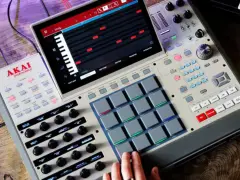 Ręce tworzą muzykę na MPC. To profesjonalne urządzenie do produkcji muzyki, które pozwala na tworzenie bitów i melodii.