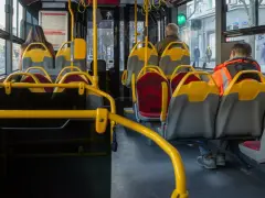 Jak sprawdzić rozkład jazdy autobusów w Warszawie? Podróżuj bez stresu!