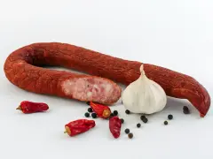 Wędzona kiełbasa, czosnek, papryczki chili i pieprz. Idealne składniki do peklowania na mokro, by uzyskać wyrazisty smak.