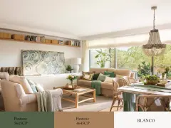 Acogedor salón verde y beige con sofás cómodos, mesa de centro de madera y gran ventanal.