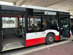 Autobus linii 16 do lotnisko w Bari czeka na pasażerów. W środku siedzą ludzie, drzwi są otwarte.