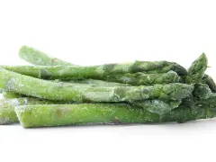 Ein Haufen gefrorenen Spargel, bereit zum Kochen.