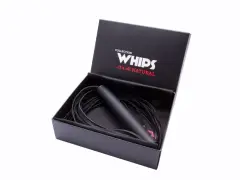 Czarny, skórzany pejcz erotyczny w eleganckim pudełku z napisem "WHIPS".