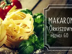 Makaron orkiszowy, świeża bazylia i pomidory na drewnianym blacie. Pyszna inspiracja!