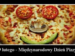 Uśmiechnięta pizza z pomidorów i pieczarki. Idealna na Międzynarodowy Dzień Pizzy, który obchodzimy 9 lutego.