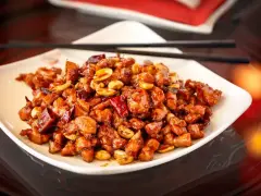 Kurczak Kung Pao, jak Król Małp, w sosie z orzeszkami ziemnymi i papryczkami chili.
