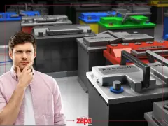 Uomo pensieroso davanti a diverse batterie per auto, cercando di capire che batteria monta la mia auto.