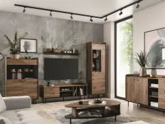 Salon w stylu retro inspiracje: drewniane meble, tapeta z liśćmi, szara sofa i nowoczesne oświetlenie tworzą przytulną przestrzeń.