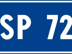 Segnale stradale blu con scritte bianche "SP 72". Questo è un riferimento a un articolo del codice della strada.