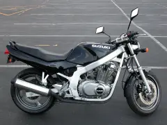 Czarny motocykl Suzuki GS 500, idealny do miasta. Poznaj jego dane techniczne i poczuj wolność na drodze.