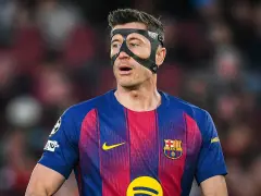 Robert Lewandowski w masce ochronnej, w barwach Barcelony, gotowy do gry dla kadry.