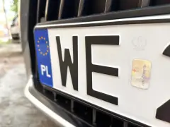Nowe tablice rejestracyjne z unijnym niebieskim paskiem i godłem Polski. Litery "WE" i hologram.
