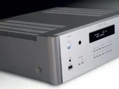Srebrny wzmacniacz Rotel RA-1592 MKII z niebieskim podświetleniem przycisku zasilania i wyświetlaczem informującym o ustawieniach.