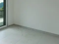 Plinthe grise discrète pour carrelage imitation marbre. Un choix idéal pour une finition propre et moderne.
