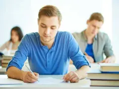 Uczniowie skupieni na nauce, zgłębiający podstawy przedsiębiorczości tematy.