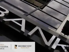 Litery "BANK" na fasadzie budynku. Kancelaria prawna Behrendt Wspólnicy specjalizuje się m.in. w sprawach dotyczących odsetek ustawowych.