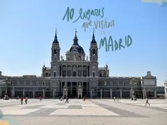 Palacio Real de Madrid con gente paseando en la plaza y texto "10 lugares que visitar en Madrid".