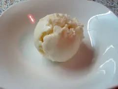 Eine Kugel cremiges Quark Eis in einer weißen Schale, bereit zum Genießen.