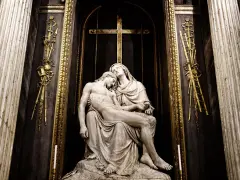 Kamienna Pieta w kościele, symbol cierpienia i miłości matczynej, przypomina o trudnych dniach powszednich i nadziei.
