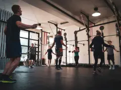 CrossFit Warszawa: Gdzie trenować? Przewodnik po boxach i cenach