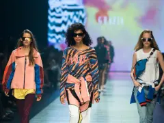 Modelki na wybiegu prezentują stylizacje, które idealnie sprawdzą się, jak się ubrać na imprezę w stylu lat 90. Kolorowe bluzy, dresy i neonowe dodatki.